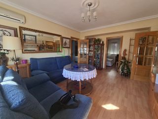 Pis a Santa Marina. Piso de 4 dormitorios en zona centro