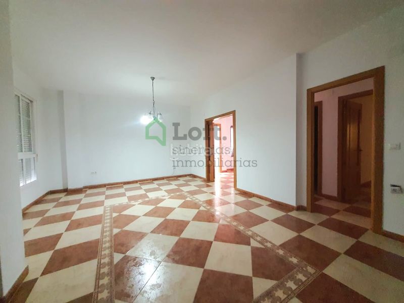 Foto 9650b63b-f26f-45c7-9dbf-06a49ba1fd03. Edifici a Maria Auxiliadora - Barriada de Llera Badajoz