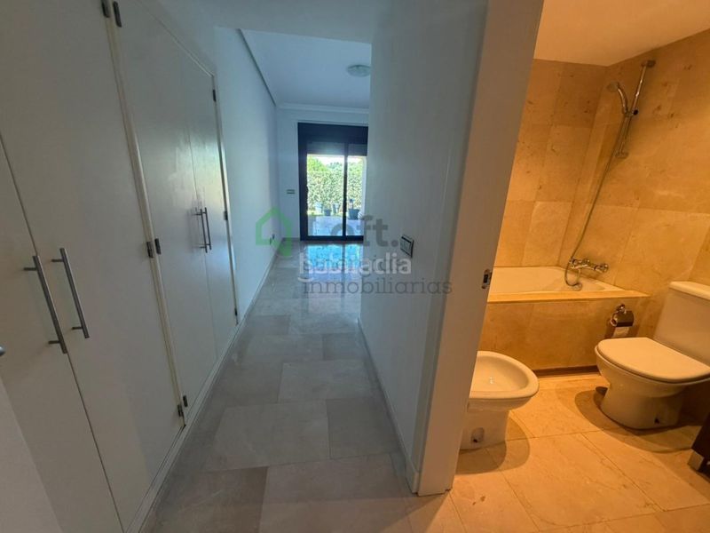 Foto b26e89d7-37cf-4026-b129-4ed31f9ef7ff. Apartament amb aparcament a Casares golf - Casares del sol Casares