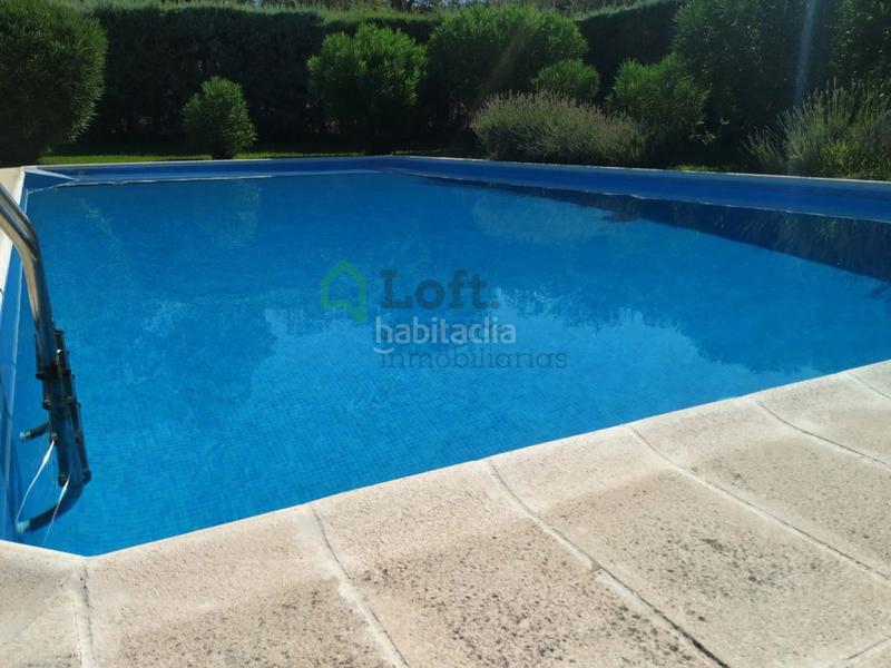 Foto 1e87488d-d18d-40a4-ad2c-c41ae2328d63. Chalet  con piscina privada en carretera de sevilla en Badajoz