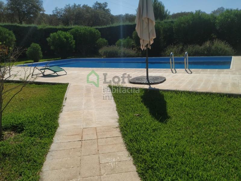 Foto 1f7ae385-c22b-4f2f-bdd9-97b9bb83d8d8. Chalet  con piscina privada en carretera de sevilla en Badajoz