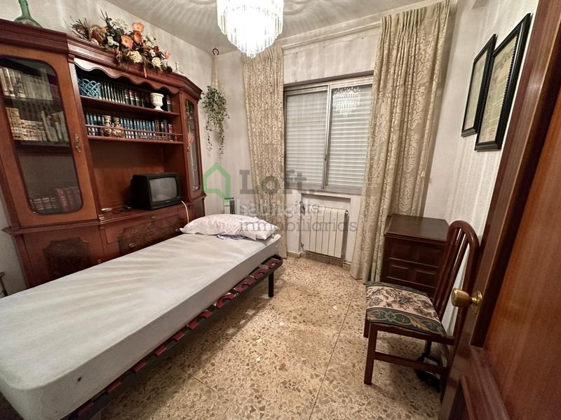 Foto bb11b3ca-8734-496e-8390-03d6ee34a720. Piso  de 4 dormitorios en plaza de los alféreces en Badajoz