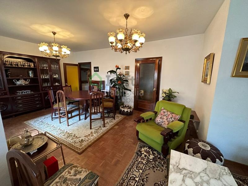 Foto bf5c37e5-77dc-4d32-a3b0-08123f7df038. Piso  de 4 dormitorios en plaza de los alféreces en Badajoz