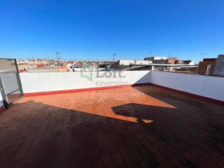 Edifici  N/a. Edificio de tres plantas en la barriada de llera