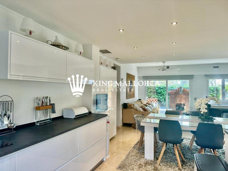 Foto e3822460-57fa-4981-b3e5-58701b21f60e. Alquiler casa adosada espléndida casa adosada con jardín privado y piscina en Palmanova mallorca 3 dormitorios, 2 baños en Calvià