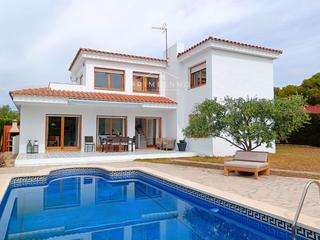 Chalet in Calafat. Chalets independientes en lametlla de mar