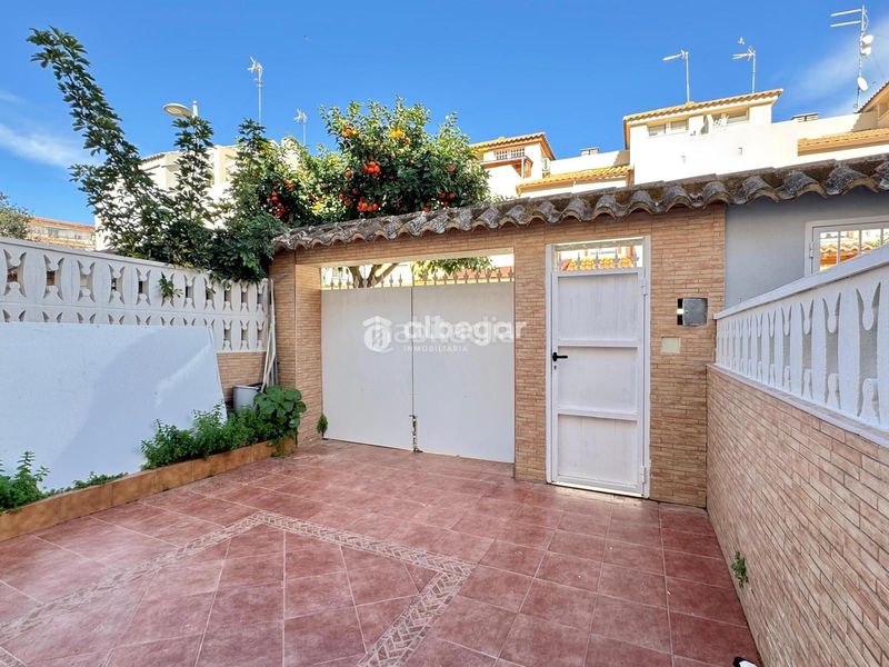 Foto f1d7bb9a-bdda-44a6-b7d6-285db765533b. Casa adossada a Alfafar