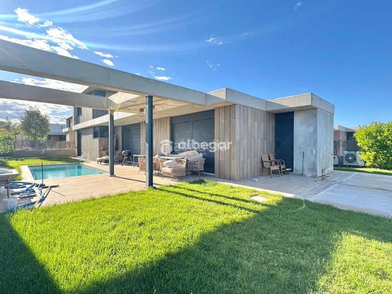 Foto 5bb27632-988e-464f-8d1b-13bff65a4b7d. Lloguer xalet amb piscina a Torre en Conill-Cumbres de San Antonio Bétera