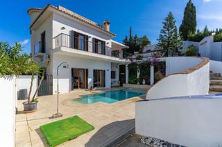 Chalet en Maestro gustavo 4. Villa de 4 dormitorios en venta en torremuelle, benalmdena