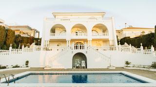 Xalet a De españa 16. Exquisita mansión de 6 dormitorios con piscina, amplios jardines