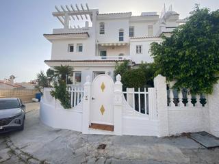 Casa adossada  Amatista. Lujosa casa adosada de 5 dormitorios, piscina, parking y más!.