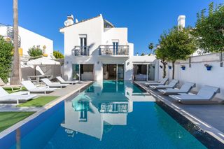 Xalet  Aguila. Villa de lujo con piscina privada y casa de invitados en atalaya