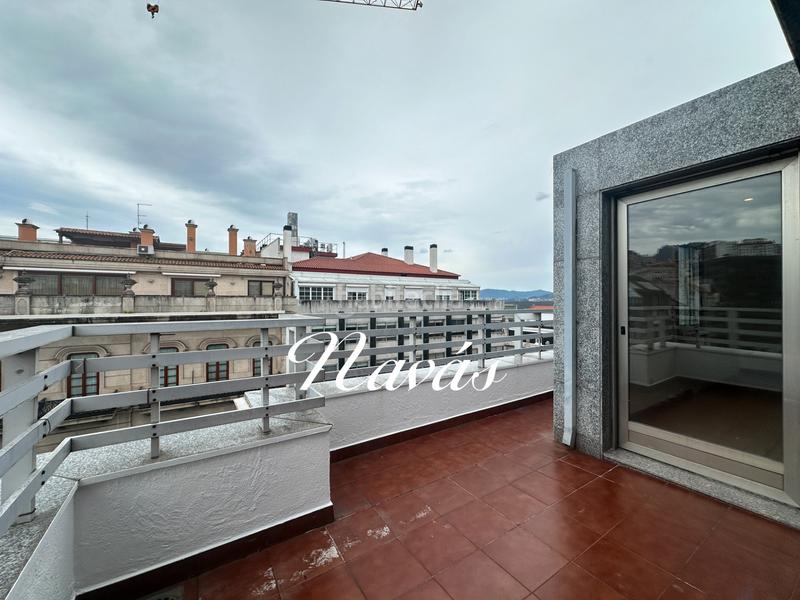 Foto 57c4c559-3fdd-4ed7-b10f-a3ab185ea75a. Penthouse in rúa colón 17 in Centro - Areal Vigo