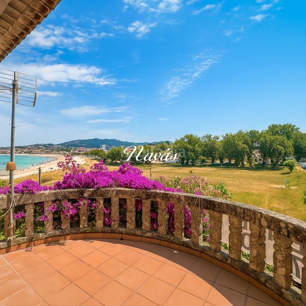 Foto 0a930ab3-a825-4bc0-a152-600706b78b96. Chalet en rúa lourido beiramar 22 una joya frente al atlántico — propiedad única en primera línea de playa américa en Nigrán