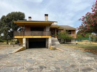 Haus in Cazalegas. Globalpiso las aguilas vende chalet independiente en exclusiva,