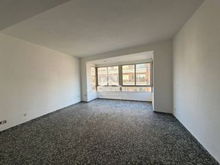 Pis  Avenida cedre. Venta de un piso amplio con ascensor  en vilareal