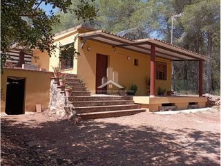 Propriété  Camino sala a xiclà. Finca rústica con casa y piscina en plena naturaleza
