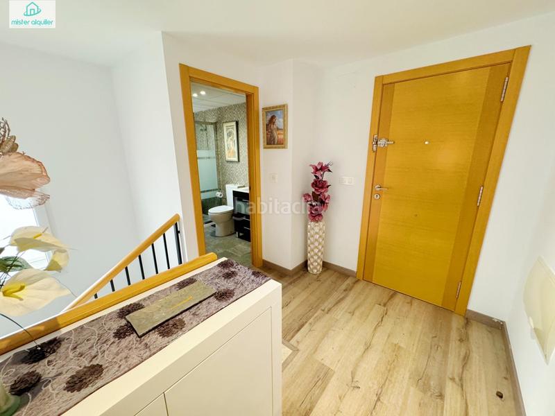 Foto 63b12b75-0695-4856-9250-ab560559028e. Alquiler ático en calle colon 8 precioso apartamento atico duplex vistas al mar en Campello (el)