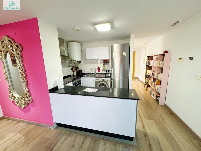 Foto c4675c58-5d77-4130-b5bc-89f9cb4460b1. Alquiler ático en calle colon 8 precioso apartamento atico duplex vistas al mar en Campello (el)