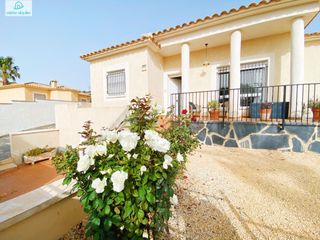 Rent Chalet in Morret de cabot el 16. Villa con piscina privada, jardín y vistas a la montaña en la ur
