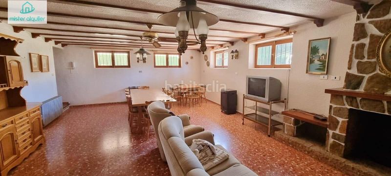 Foto 0544cb12-985e-4118-9ff8-ed80368ae4ec. Alquiler chalet en calle cíes 9 en Petrer