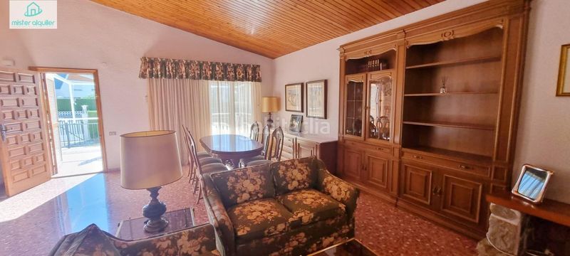 Foto 1ea2a4c4-9347-4e6c-9a2e-7f98f45dfc30. Alquiler chalet en calle cíes 9 en Petrer