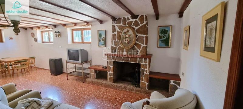Foto 9ea21bd4-520b-4b2c-b4be-876548209081. Alquiler chalet en calle cíes 9 en Petrer