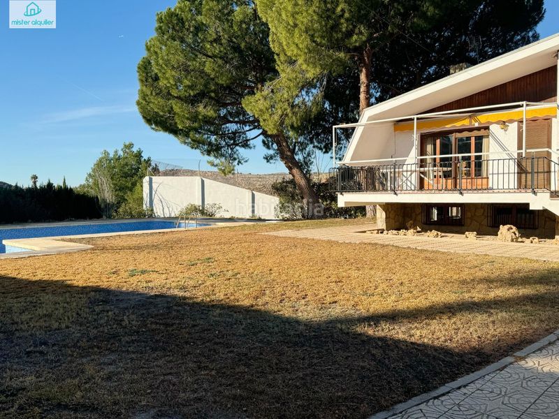 Foto bcfa2f8b-3af8-4827-b905-d33d44033ecf. Alquiler chalet en calle cíes 9 en Petrer