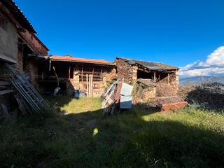 Mas à Bellver de Cerdanya. Casa rustica con dos eras ceretanas y pajares