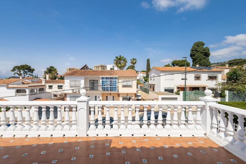 Foto fa214b25-aafb-4a56-975b-17fd1cbe0cb5. Casa amb aparcament piscina a El Palo Málaga