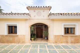 Haus in Cerrado de Calderón - Hacienda Paredes. Villa con vistas a la bahía de málaga en una de las mejores zona
