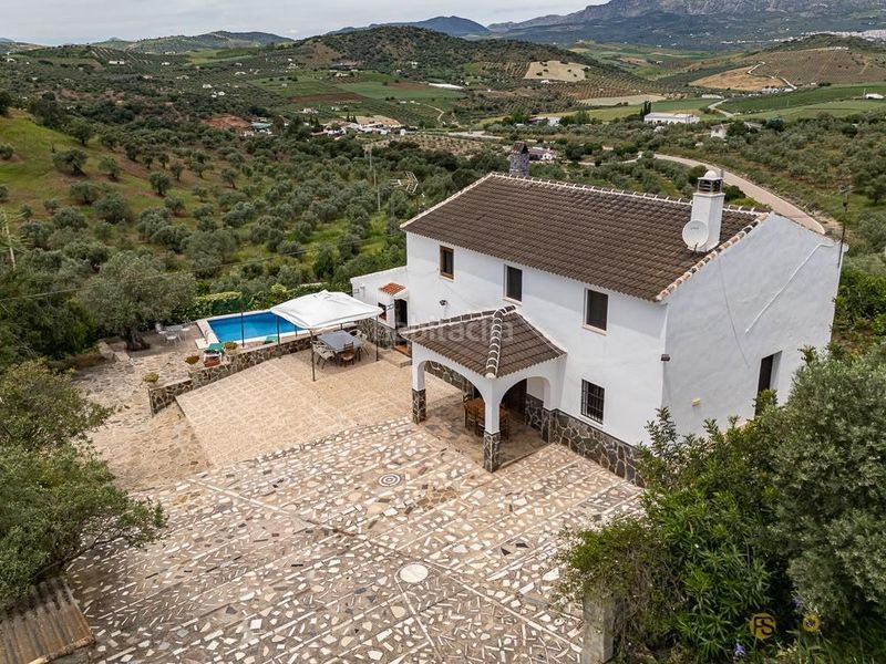 Foto b567c240-d40c-4050-b3ff-ff6f99acdc00. Casa amb aparcament piscina a Almogía