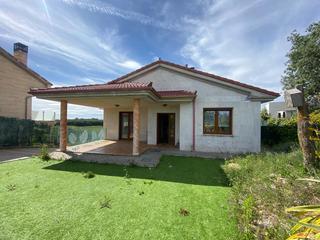Xalet a Cardeñadijo. Chalet en urbanización valmoral, burgos