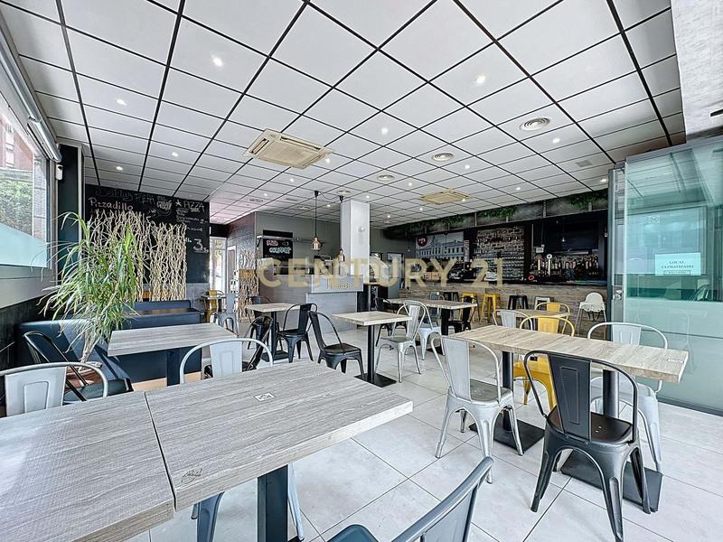 Foto eb060e31-e7a3-48cc-b67e-e10c79e8cc0d. Local comercial en Los Guindos - Parque Mediterráneo - Santa Paula Málaga