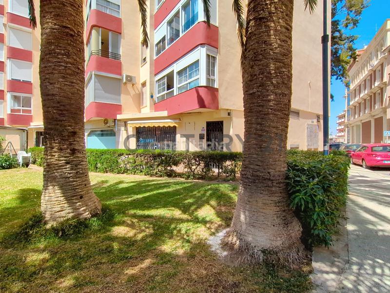 Foto b666027d-2a3e-491b-b92b-f369da1b4f00. Rent business premise in av. garcía peñalver in Centro Internacional Torrox