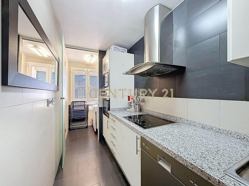 Foto ac1cd0fb-0507-4ad1-8276-b6e581f6da0a. Rent apartment with parking in Paseo Marítimo Oeste - Pacífico Málaga