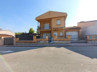 Miete Haus in Quart. Casa de lloguer aïllada de lloguer sense mobles a quart!!