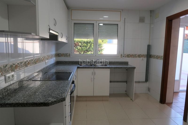 Foto f6e055f4-8eb6-4c13-bb8b-e2bd0d3595fd. Location maison avec chauffage parking dans Quart