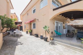 Casa a Valverde. Exclusiva casa en urbanización con piscina.