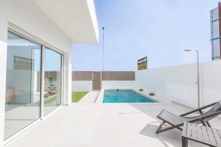 Casa en Santiago de La Ribera. Bungalows modernos de dos plantas con comodidades de lujo y alta