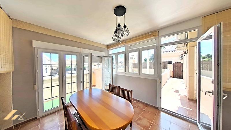 Foto 21b3360c-7918-47c9-89f6-b32f2e6793d9. Casa adosada chalet adosado en Playa Flamenca costa en Orihuela