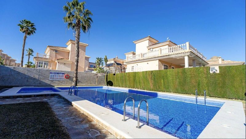 Foto 670fb2dc-8f3e-4954-9076-c7034049b263. Casa amb piscina a Los Balcones y los Altos Orihuela