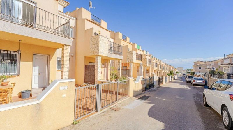 Foto d41e64a3-c65b-4635-ac5c-408a2095c84f. Casa amb piscina a Los Balcones y los Altos Orihuela
