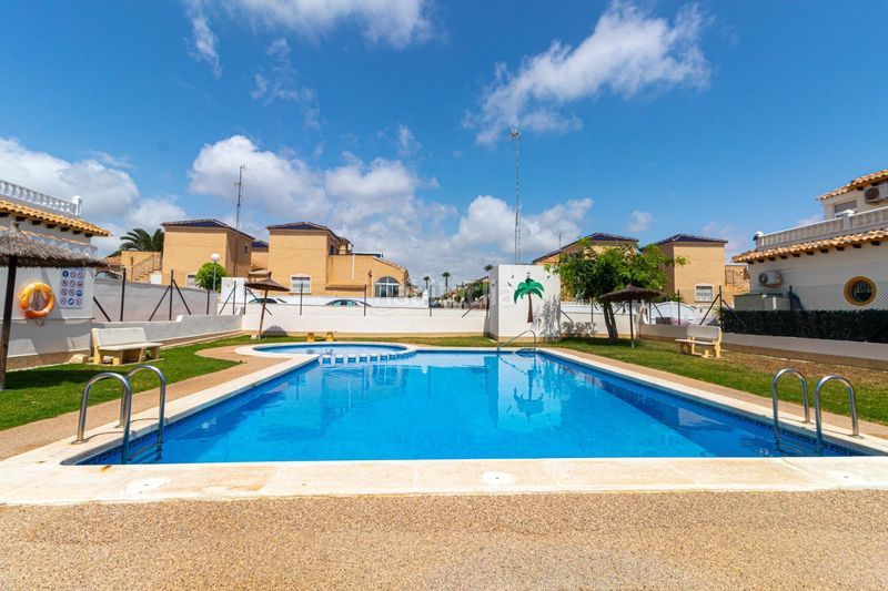 Foto 2f827a52-4364-4d6b-878b-2acec169f0f7. Casa amb calefacció piscina a Los Balcones y los Altos Orihuela