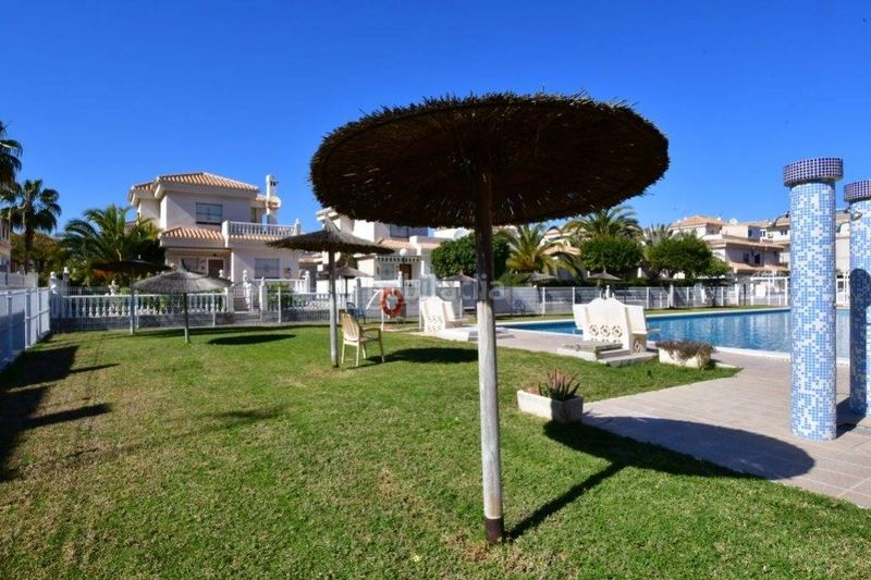 Foto b5e74962-ddb8-4cb9-a987-36d532719aa8. Casa amb piscina a Playa Flamenca Orihuela