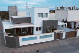 Chalet à Mil Palmeras. Venta de villa en mil palmeras