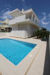 Chalet à La Zenia. Propiedad de prestigio con vistas al mar. hermosa villa con pisc