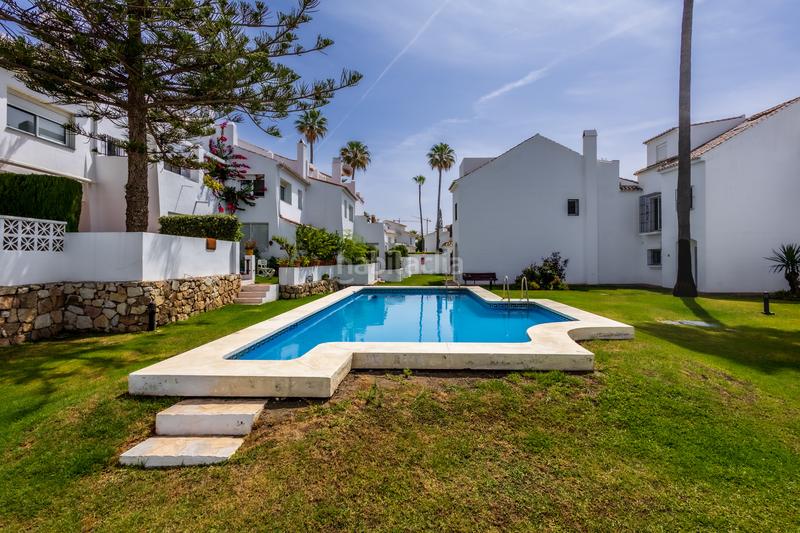 Foto 2a1f1fe4-942a-4a76-8847-099dd43400fa. Casa adossada amb xemeneia calefacció aparcament piscina a Marbella