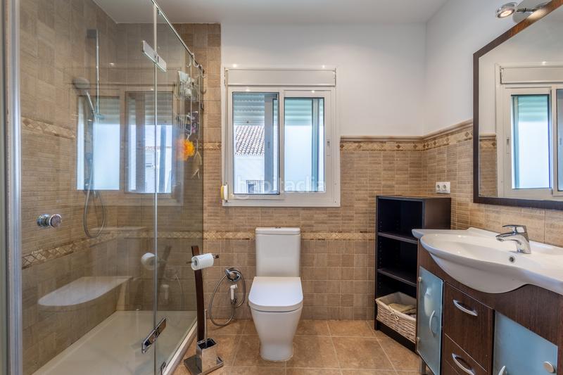 Foto cba74bd3-d586-403c-b776-9e028121ca61. Casa adossada amb xemeneia calefacció aparcament piscina a Marbella