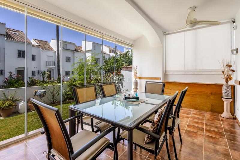 Foto fe5f3cf4-6865-4449-ab7b-c3654fde4f9b. Casa adossada amb xemeneia calefacció aparcament piscina a Marbella